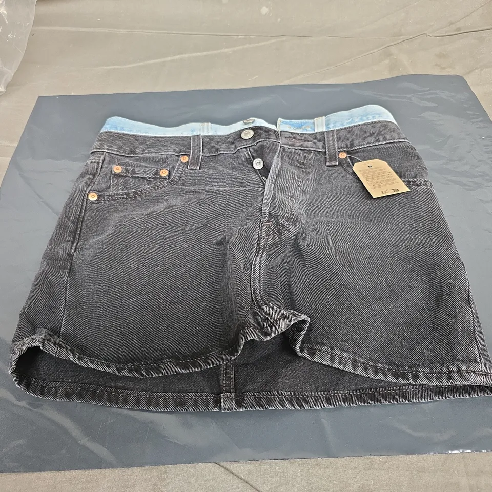 LEVIS DENIN SHORTS IN BLACK SIZE 26