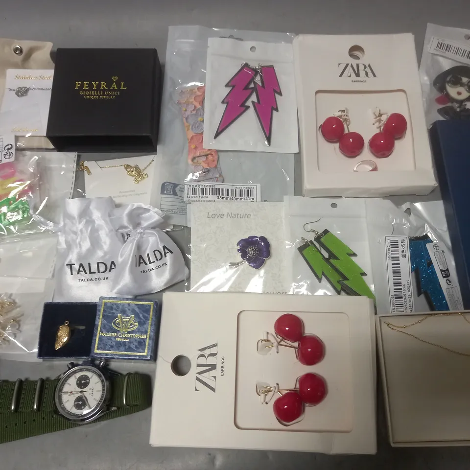 LOT OF ASSORTED JEWELLERY ITEMS TO INCLUDE NECKLACES, RINGS AND EARRINGS