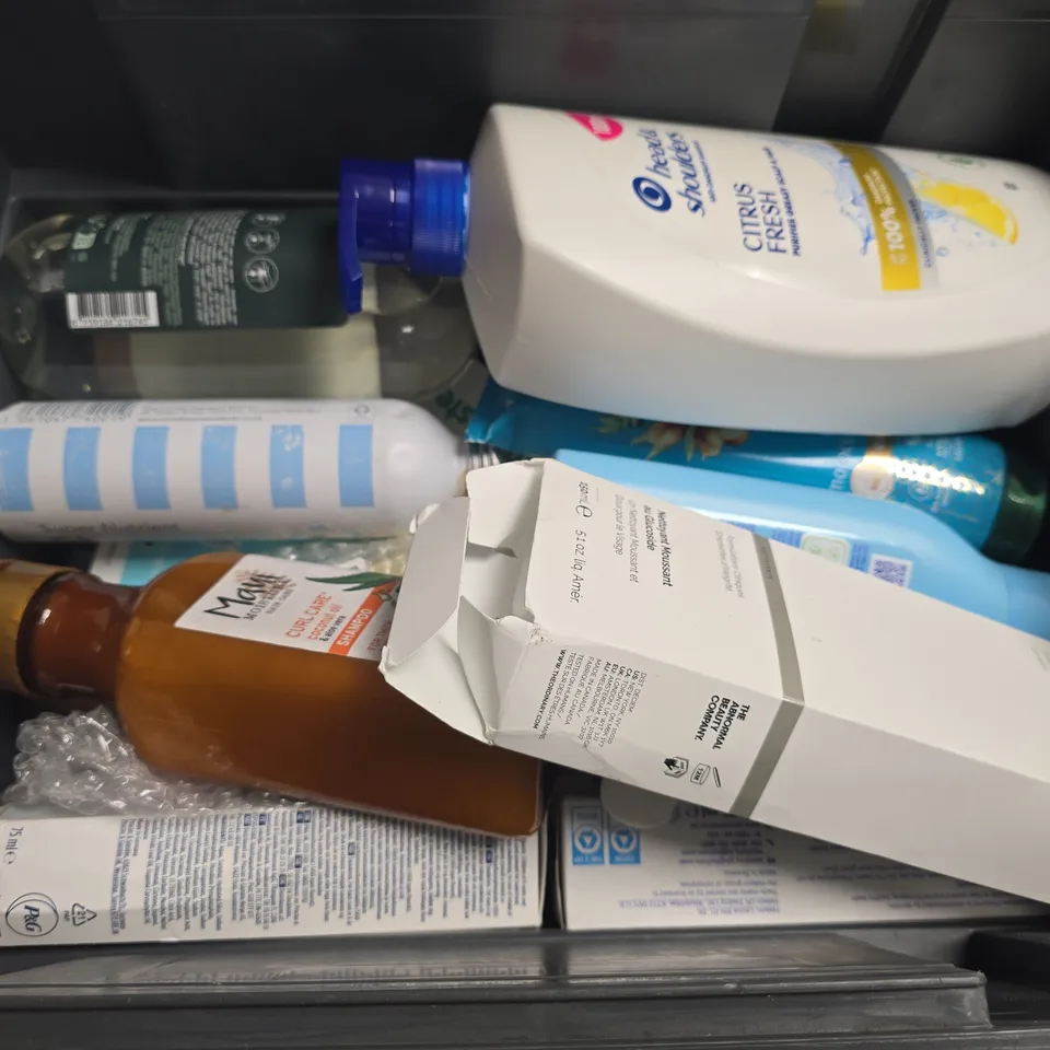 APPROXIMATELY 15 ASSORTED HEALTH & BEAUTY PRODUCTS TO INCLUDE rituals bath foam, maui curl care, head & shoulders citrus fresh, ETC - COLLECTION ONLY
