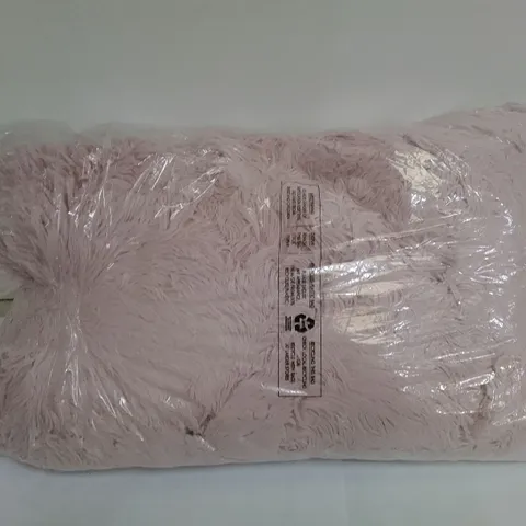 BAGGED CUDDLY FAUX FUR 150×200CM THROW