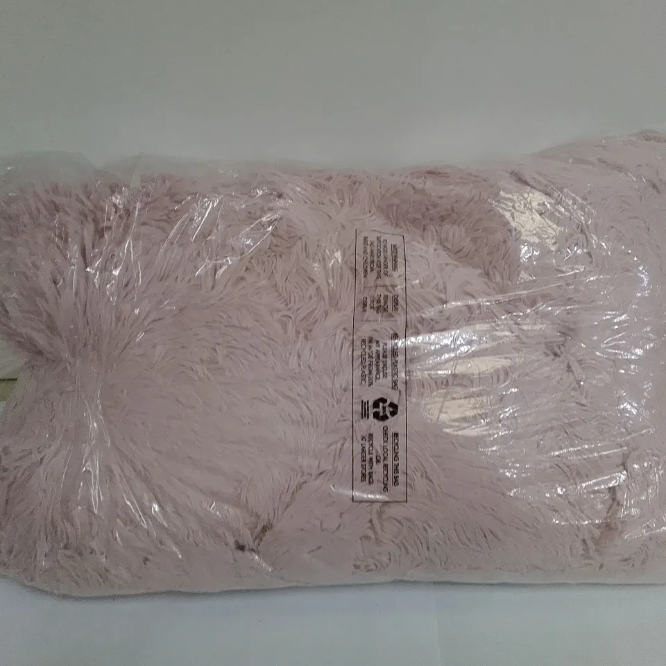 BAGGED CUDDLY FAUX FUR 150×200CM THROW
