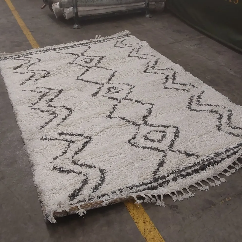 QUALITY DESIGNER AREA RUG - APPROXIMATELY 290 x 200cm