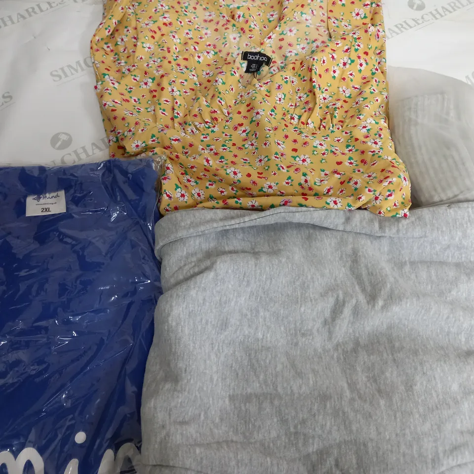 BOX OF APPROXIMATELY 25 ASSORTED CLOTHING ITEMS TO INCUDE - DRESS , TROUSER , T-SHIRT - ETC