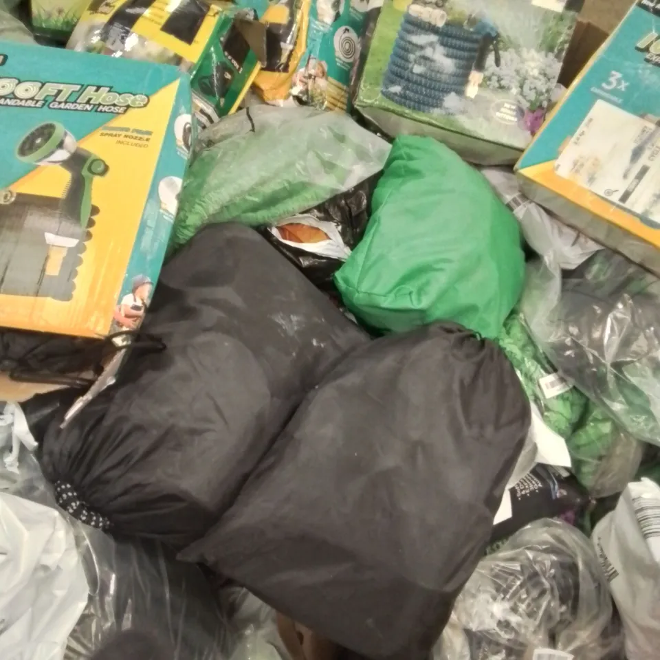 PALLET OF ASSORTED ITEMS TO INCLUDE, AN ASSORTMENT OF EXPANDABLE GARDEN HOSES IN VARIOUS SIZES 