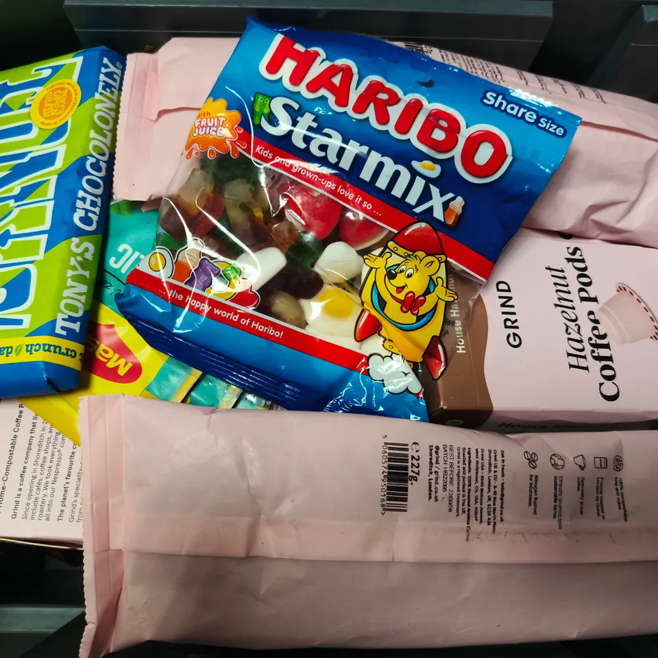 APPROXIMATELY 15 ASSORTED FOOD & DRINK ITEMS TO INCLUDE RED BULL, GRIND DARK ROAST COFFEE PODS, CLIMPSON & SONS BROADWAY BLEND, ETC - COLLECTION ONLY