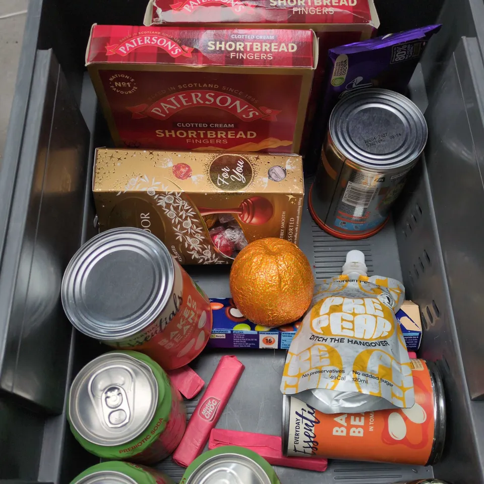 APPROXIMATELY 10 ASSORTED FOOD AND DRINK ITEMS TO INCLUDE CHOCOLATE ORANGE, BAKED BEANS AND SHORTBREAD FINGERS ETC