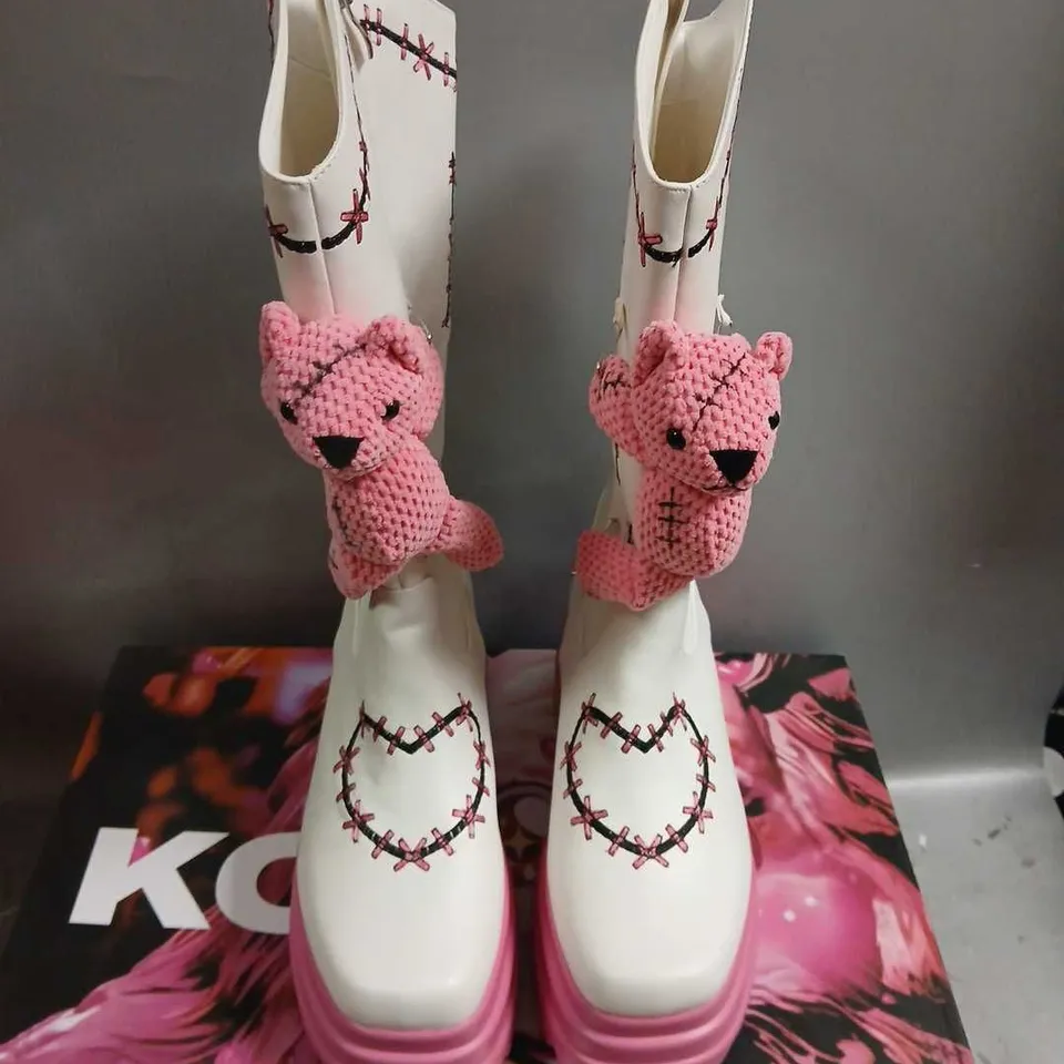 BOXED KOI TWISTED TEDDY TETHERS LONG BOOT WHITE SIZE 6