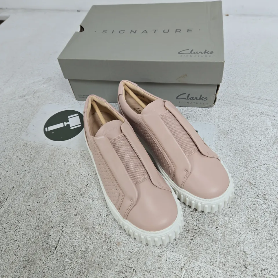 CLARKS SIGNATURE WOMEN’S SLIP-ON SHOES – LIGHT PINK LEATHER, UK 7