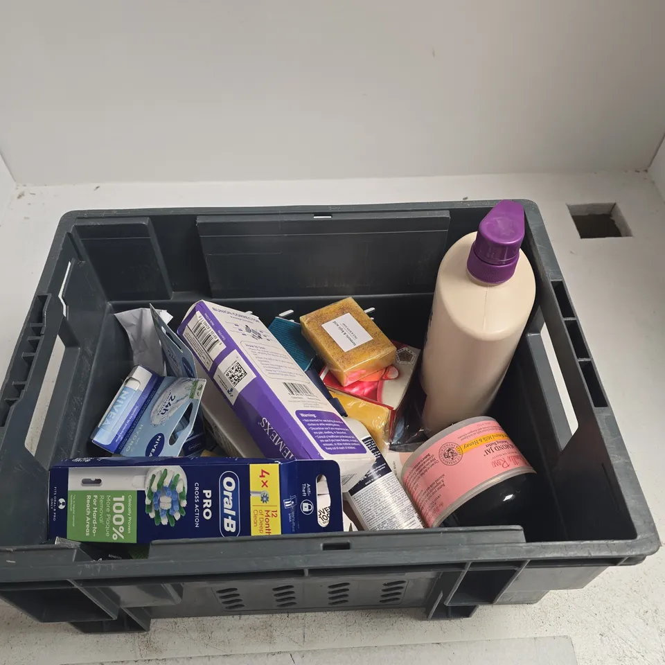 TOTE OF APPROXIMATELY 10 ASSORTED ITEMS INCLUDING CAMILLE ROSE ALMOND JAI TWISTING BUTTER, PHYTO 200 DEGREES HEAT PROTECTION SPRAY AND HAIR + ME NIACINAMIDE 5% MELATONIN 0.1%