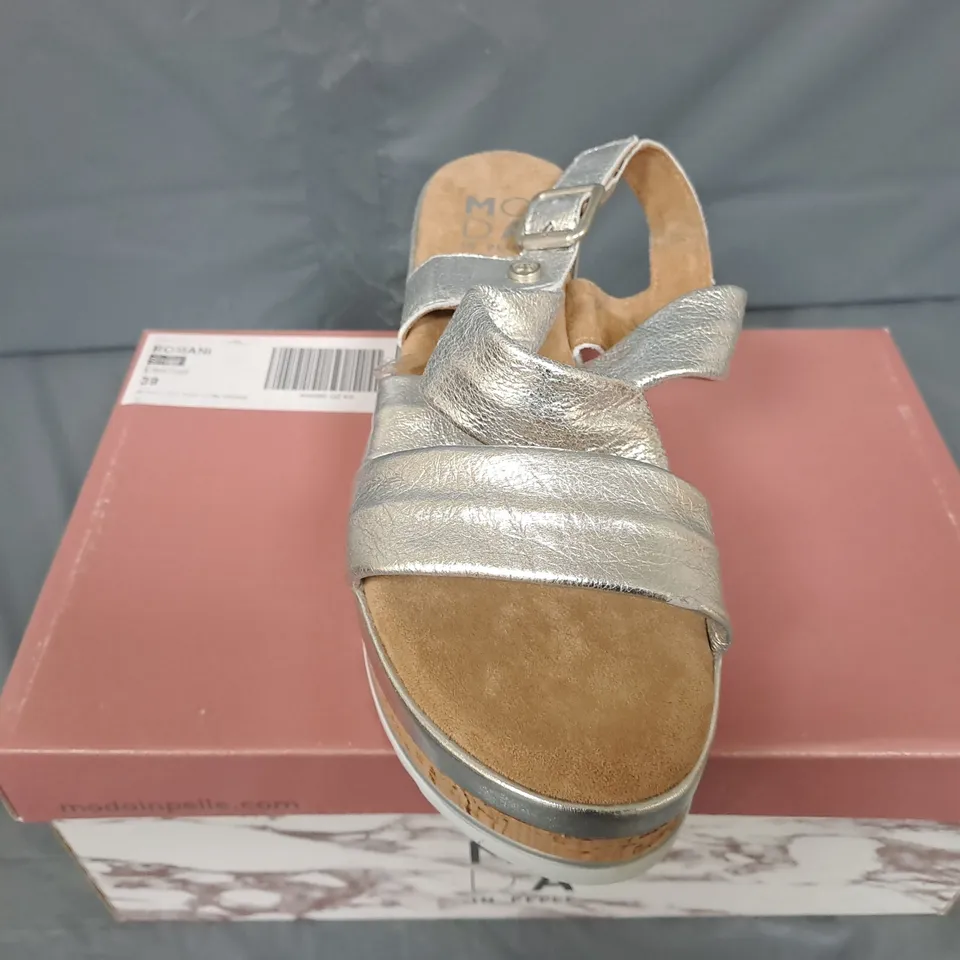 BOXED MODA IN PELLE ROMANI LEATHER SANDALS IN SILVER COLOUR - SIZE 39