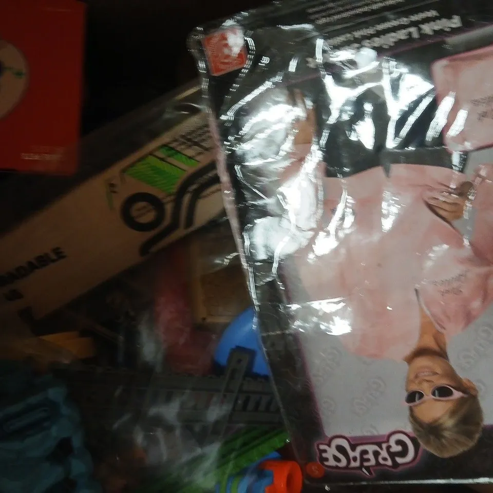 BOX OF APPROXIMATELY 15 ASSORTED TOYS AND GAMES TO INCLUDE GLITTER PENCIL CASE, ETC - COLLECTION ONLY