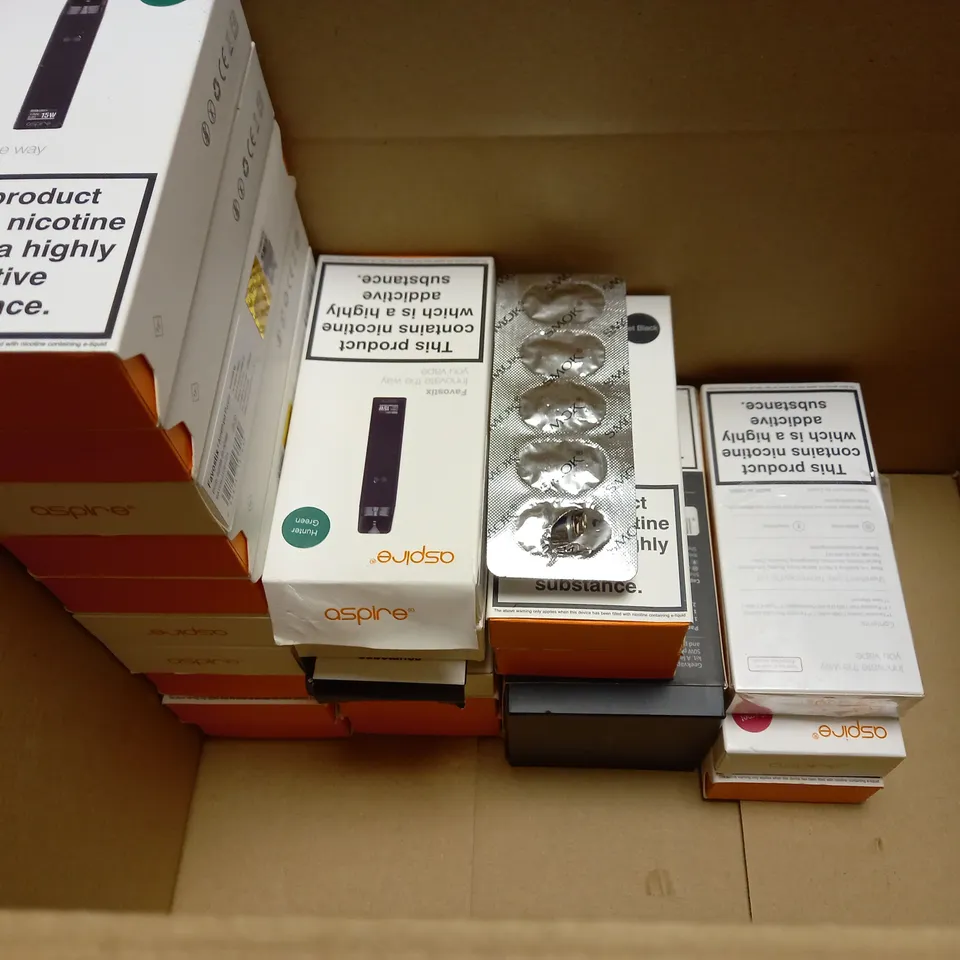 BOX OF APPROX 30 VAPING DEVICES AND ACCESSORIES TO INCLUDE GEEKVAPE H45, VOOPOO DRAG 3 AND ASPIRE FAVOSTIX