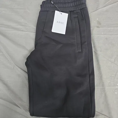 BAGGED ARNE ESSENTIAL STRAIGHT LEG JOGGER – BLACK, SIZE S