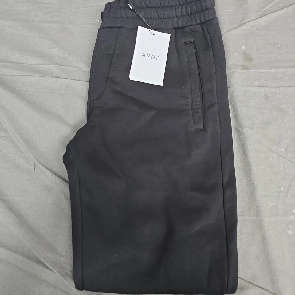 BAGGED ARNE ESSENTIAL STRAIGHT LEG JOGGER – BLACK, SIZE S