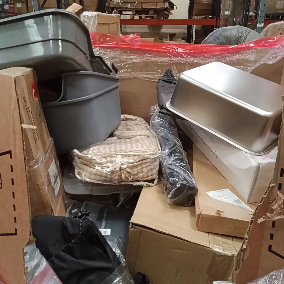 PALLET OF ASSORTED HOUSEHOLD GOODS AND PRODUCTS TO INCLUDE; COOKING TRAY, WASHING CLOTHES TRAY, UMBRELLA 