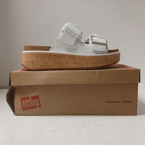 BOXED PAIR OF FITFLOP PLATFORM BUCKLE STRAP SANDALS IN WHITE SIZE UK 7