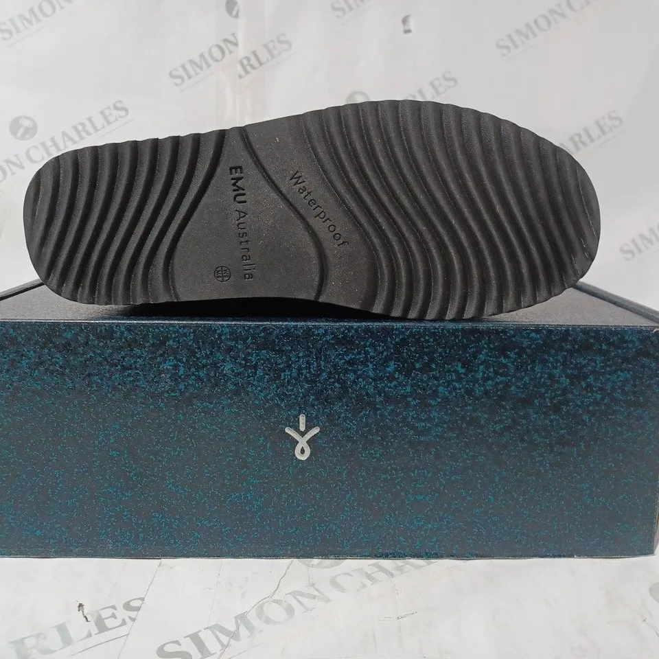 BOXED PAIR OF  EMU GRAVELLY BOOTS, BLACK - SIZE 7