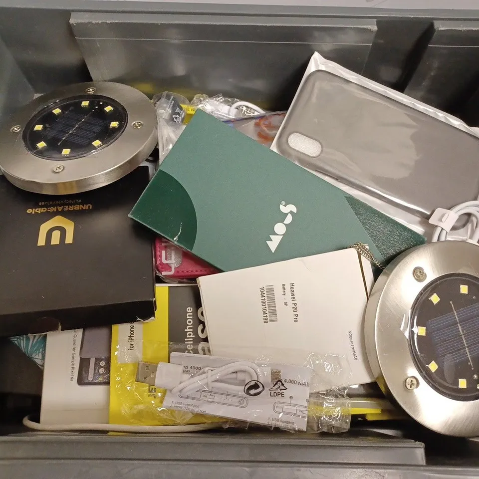 BOX OF APPROX 15 ITEMS INCLUDING ASSORTED PHONE CASES, CHARGING CABLES AND SCREEN PROTECTORS 