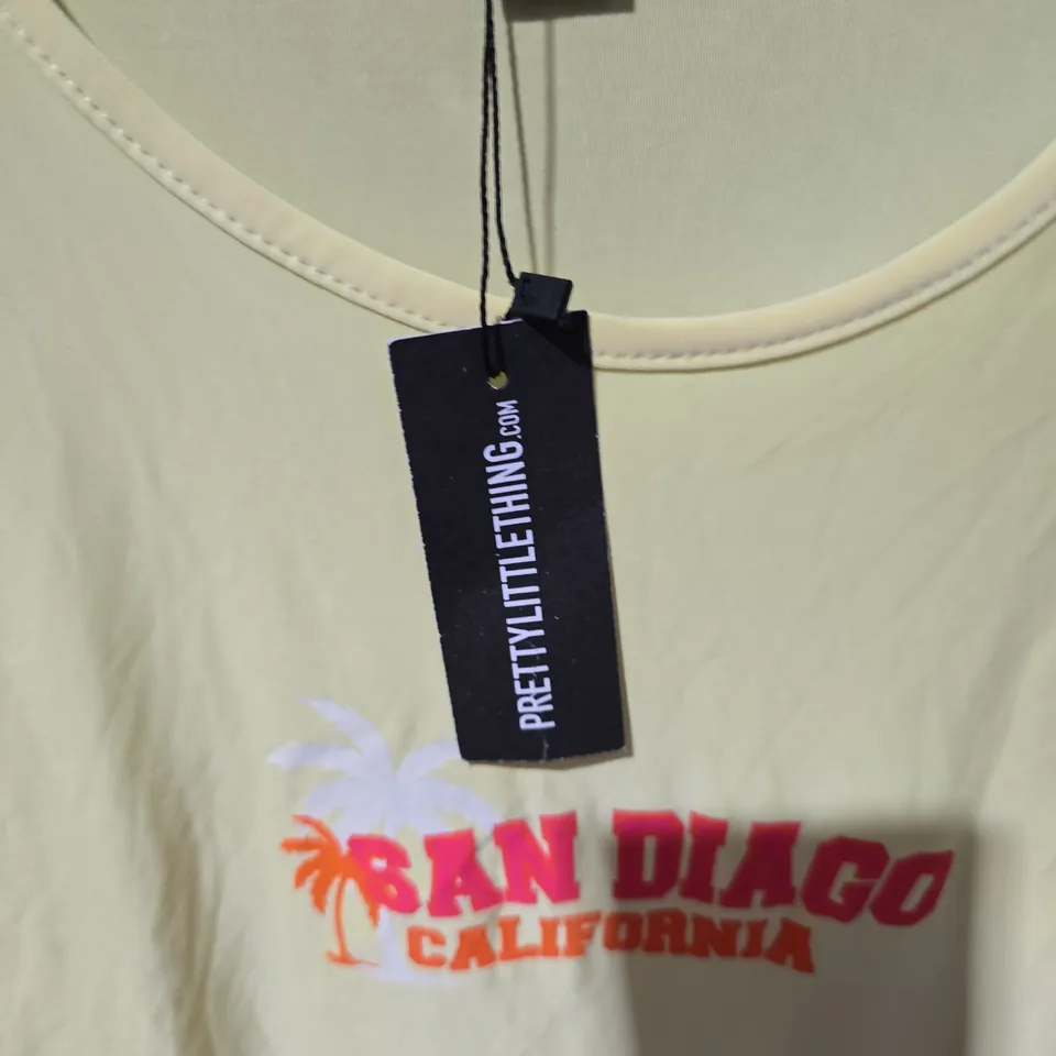 PRETTYLITTLETHING YELLOW T-SHIRT WITH SAN DIEGO CALIFORNIA GRAPHIC – UK L
