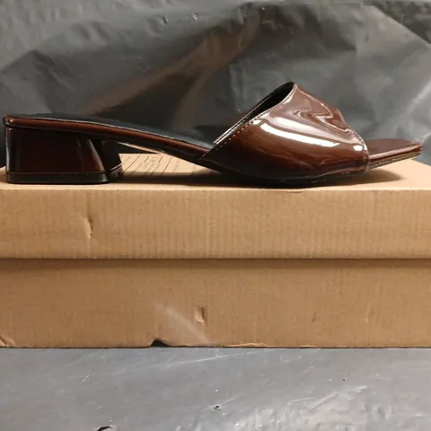 BOXED PAIR OF UNBRANDED OPEN TOE LOW BLOCK HEEL SANDALS IN CHOCOLATE SIZE EU 39