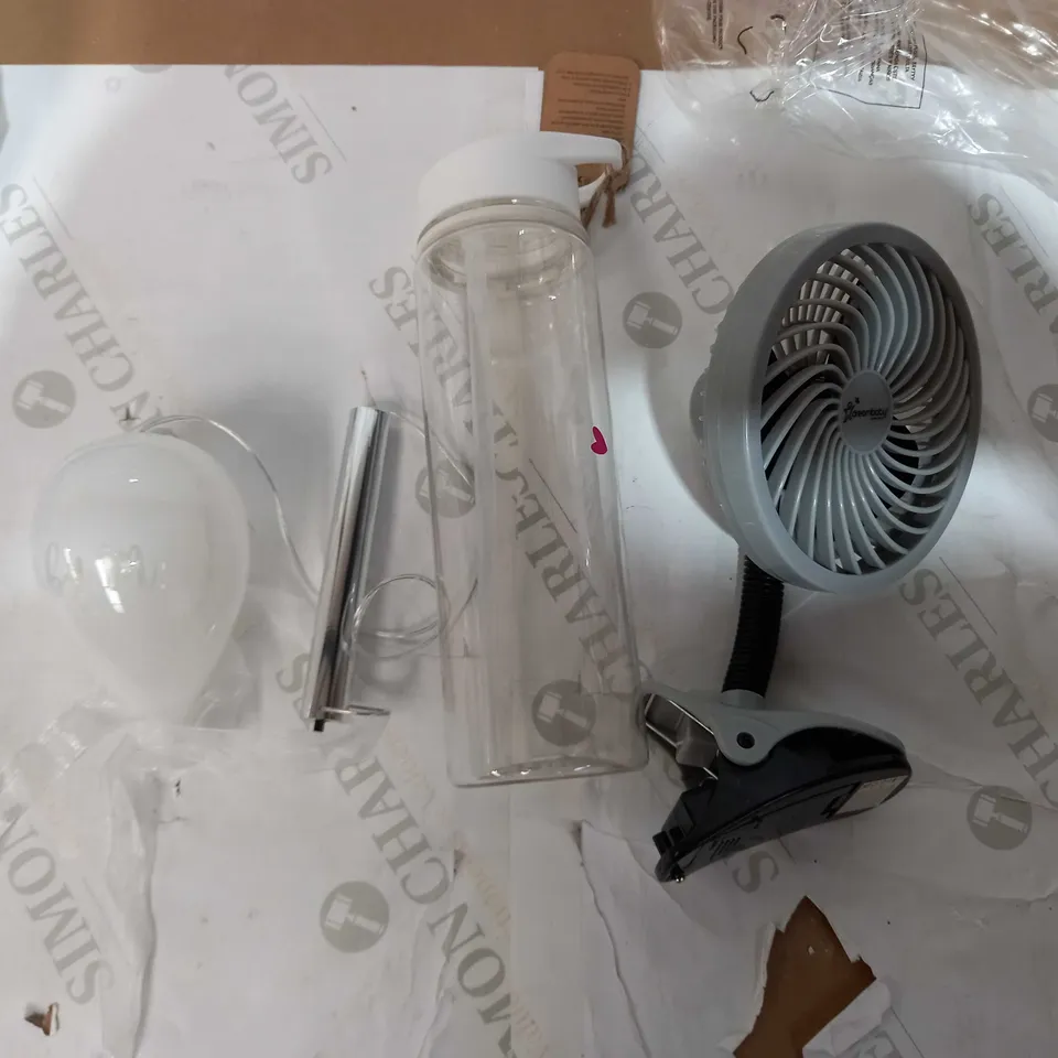 LOT OF APPROX 6 ASSORTED HOMEWARE ITEMS TO INCLUDE SMALL FANS, WATER BOTTLE AND GLASS BALLOON. RRP £40
