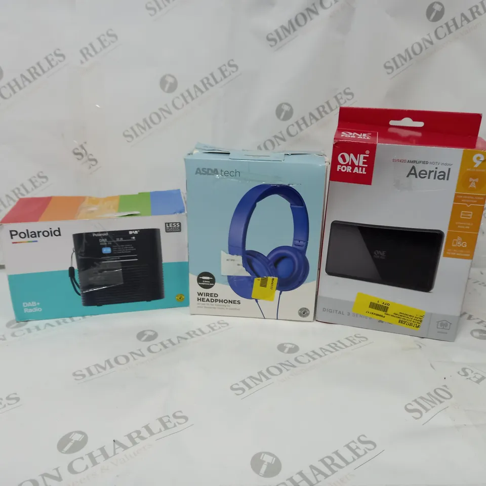 APPROXIMATELY 20 ASSORTED ITEMS TO INCLUDE WIRED HEADPHONES, DAB+ RADIO, HDTV INDOOR AERIAL ETC. 
