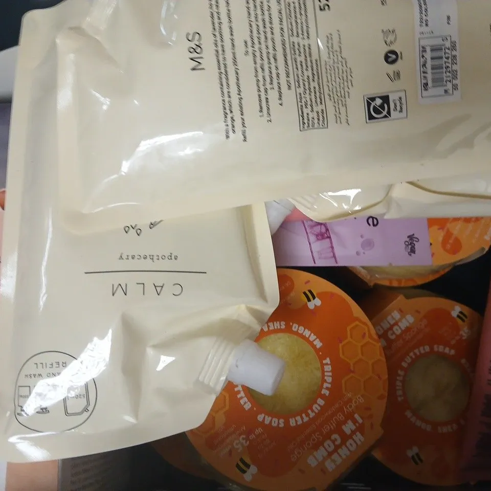 APPROXIMATELY 12 ASSORTED COSMETIC ITEMS INCLUDING VARIOUS MAKES AND BRANDS - COLLECTION ONLY