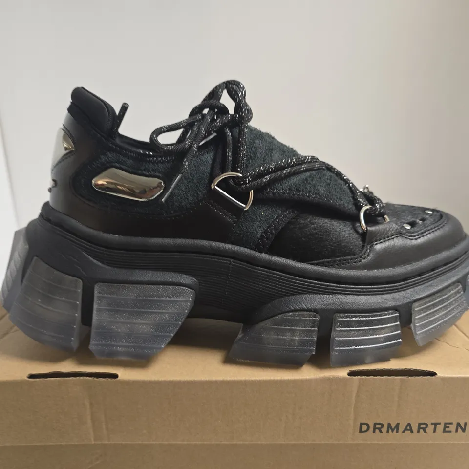 BOXED PAIR OF DR. MARTENS DMXL GUARD BLACK PLATFORM BOOTS – UK 7