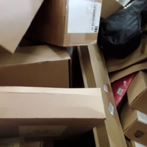 PALLET TO CONTAIN AN ASSORTMENT OF HOUSEHOLD ITEMS TO INCLUDE DECROATIVE ITEMS, RUGS AND BAGS ECT