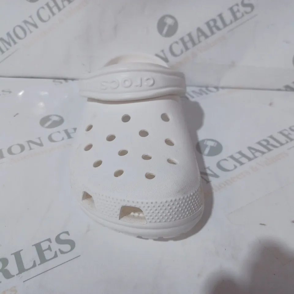 PAIR OF CROCS CLASSIG CLOGS K IN WHITE SIZE J4