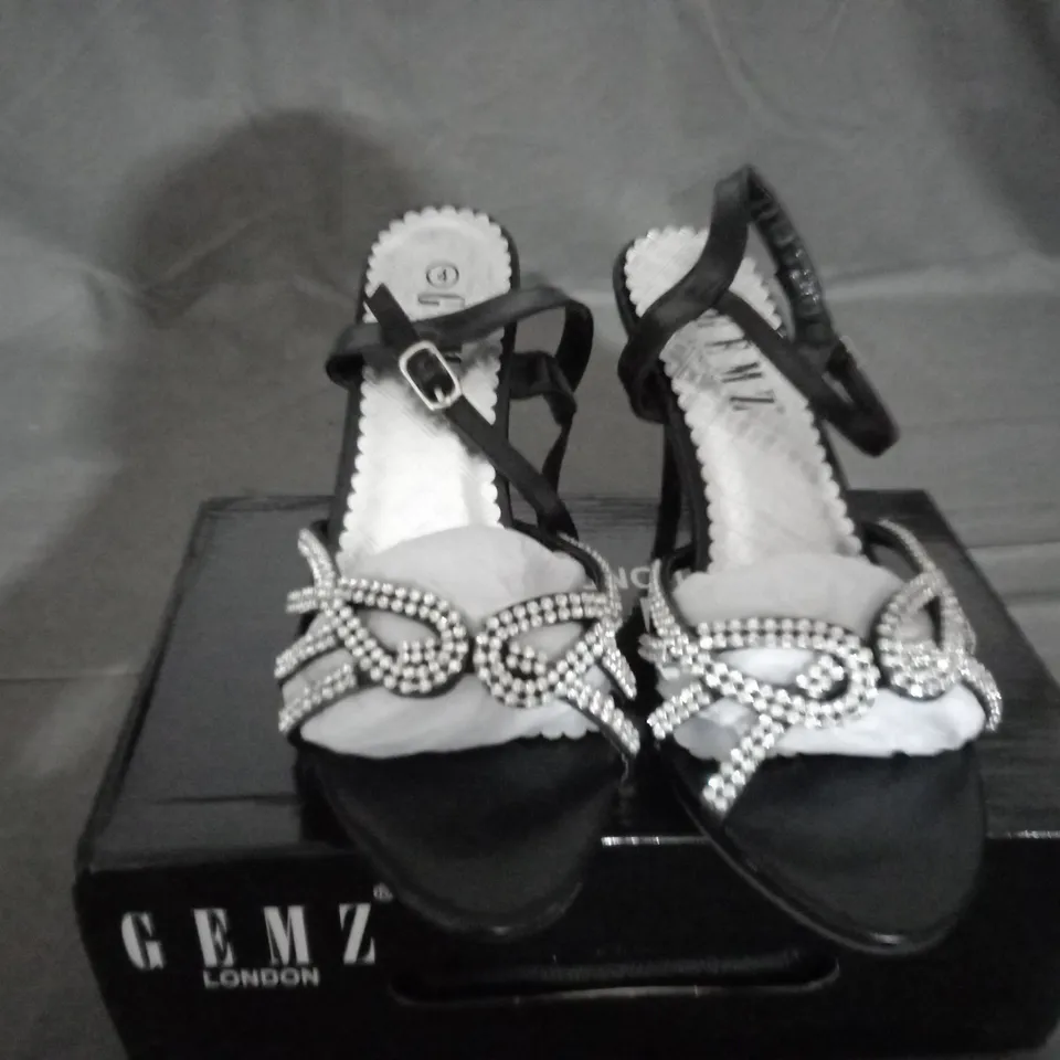 APPROXIMATELY 12 BOXED PAIRS OF GEMZ BLACK SANDALS IN VARIOUS SIZES TO INCLUDE SIZE 7
