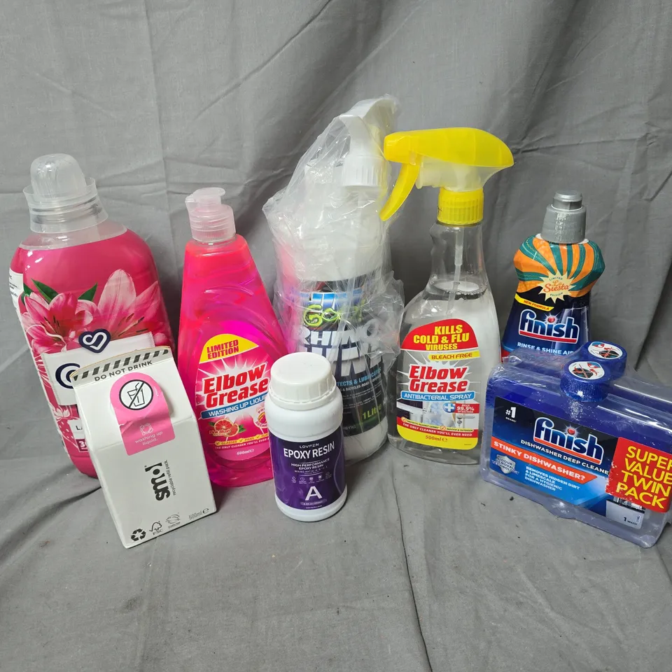 APPROXIMATELY 15 ASSORTED LIQUIDS TO INCLUDE SMOL WASHING UP LIQUID, FINISH RISE & SHINE, ELBOW GREASE, ETC
