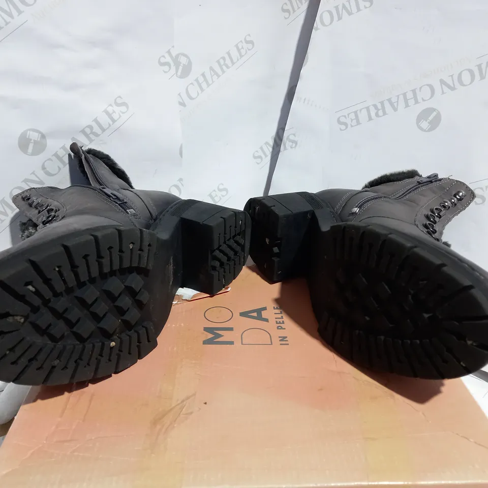 MODA CHALOTT GREY LEATHER MEATAL LACED HIKER BOOT - SIZE 5