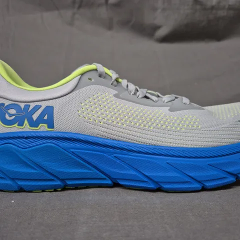 BOXED PAIR OF HOKA MEN'S ARAHI 7 TRAINERS IN GREY/BLUE/LIME UK SIZE 8