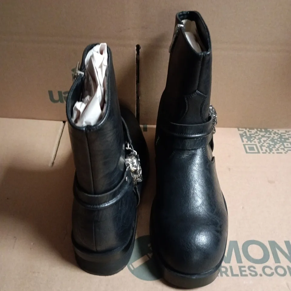 BOXED KOI LEGION MEN'S STACKED HARDWARE BIKER BOOTS - VINTAGE BLACK, UK 9