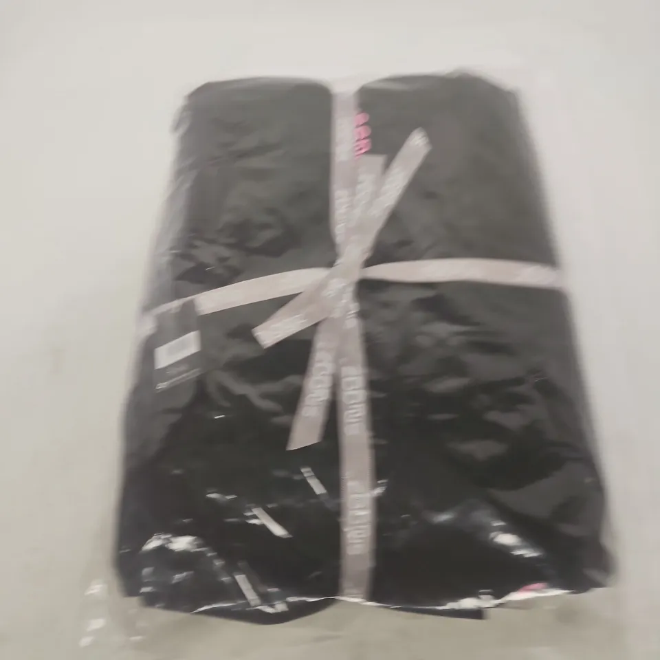 BAGGED SNUGGLZ BORG LINED CHANGING ROBE IN BLACK/PINK - S/M