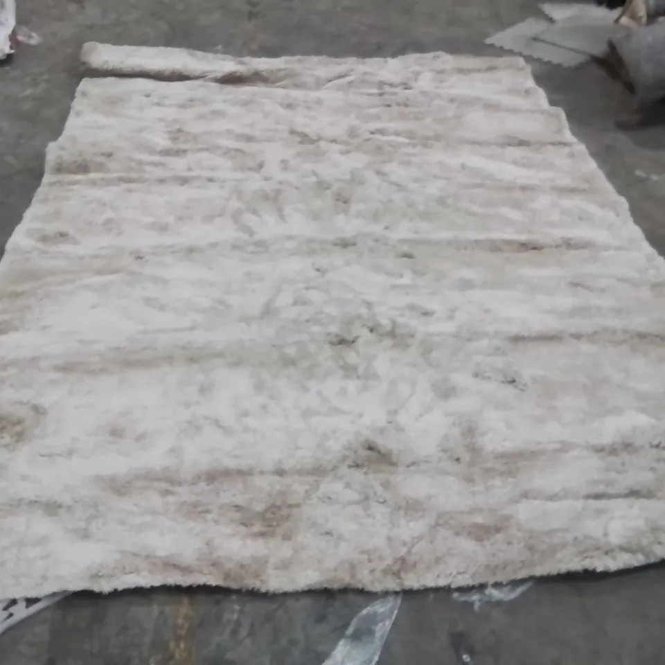 QUALITY DESIGNER AREA RUG - APPROXIMATELY 320X230CM