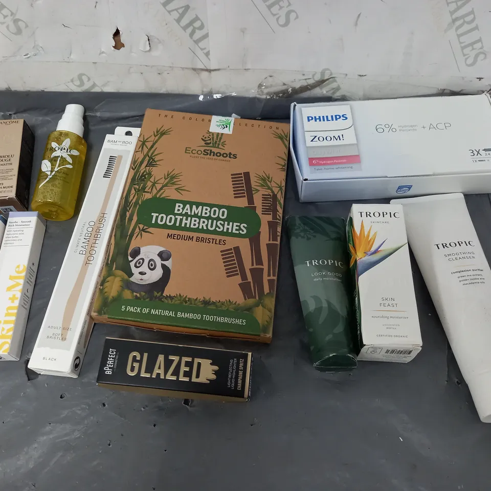 BOX OF APPROXIMATELY 12 ASSORTED COSMETIC ITEMS TO INCLUDE- BAMBOO TOOTHBRUSHES - TROPIC LOOK GOOD MOISTURISER - PHILIPS ZOOM! ETC. 