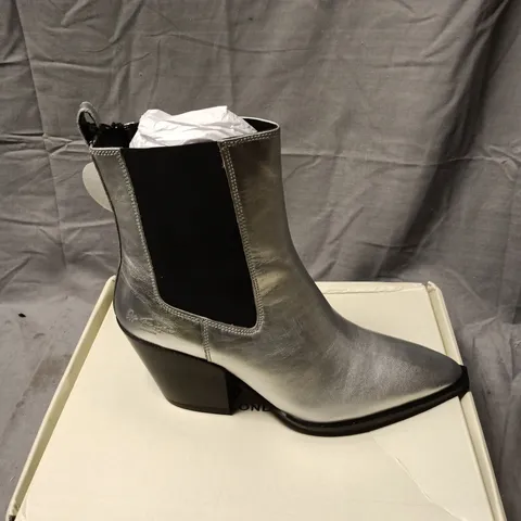 OFF THE HOOK LONDON SILVER METALLIC CHELSEA BOOTS – WOMEN'S SIZE 5.5 BOXED