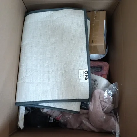 BOX CONTAINING A MIX OF APPROXIMATELY 15 ASSORTED HOUSEHOLD ITEMS INCLUDING BEDDING, BLANKETS, T-SHIRT YARN ETC. 