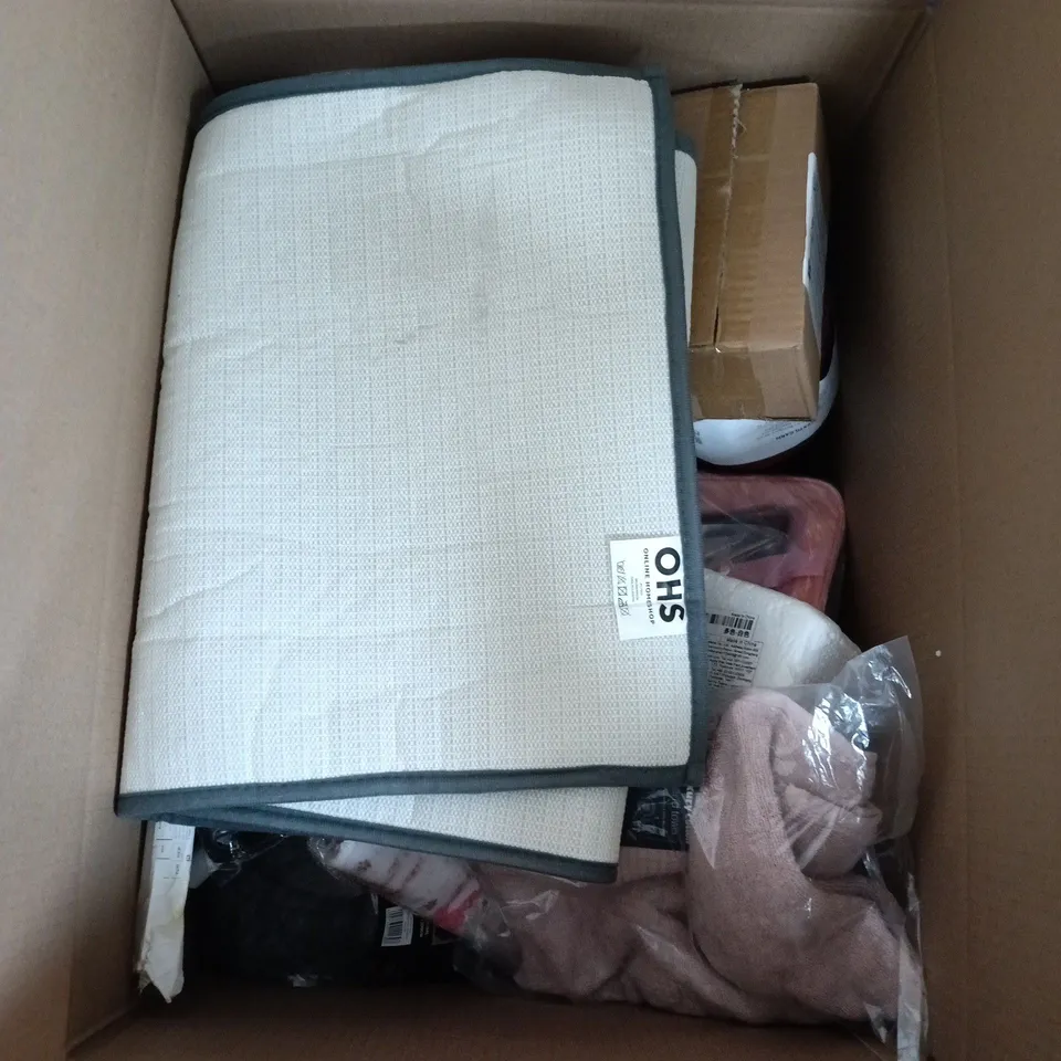 BOX CONTAINING A MIX OF APPROXIMATELY 15 ASSORTED HOUSEHOLD ITEMS INCLUDING BEDDING, BLANKETS, T-SHIRT YARN ETC.