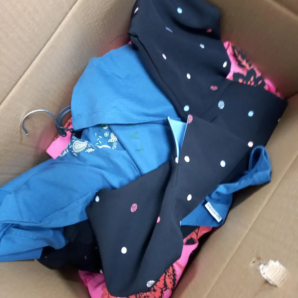 BOX OF APPROXIMATELY 10 CLOTHING ITEMS TO INCLUDE LAMBRETTA T-SHIRT, JEANS, DRESSES ETC