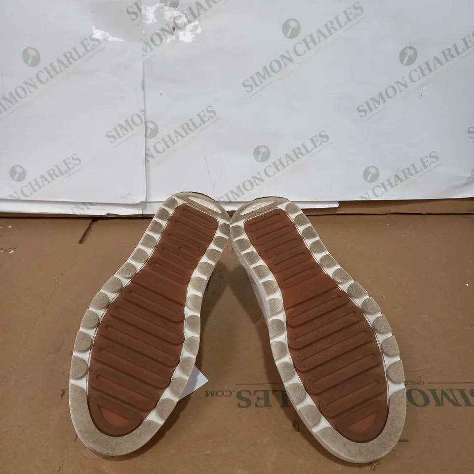 VIONIC PATTERNED TRAINERS SIZE 5