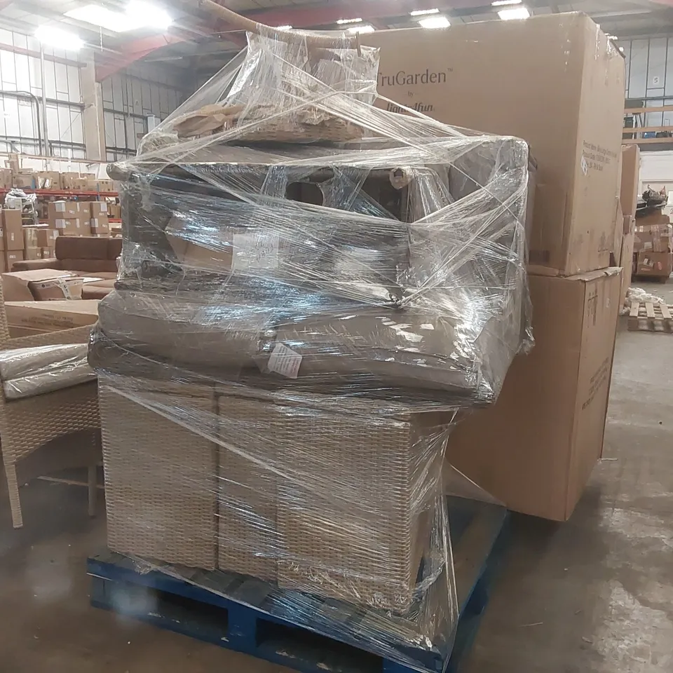 PALLET CONTAINING A LARGE QUANTITY OF ASSORTED RATTAN FURNITURE PARTS