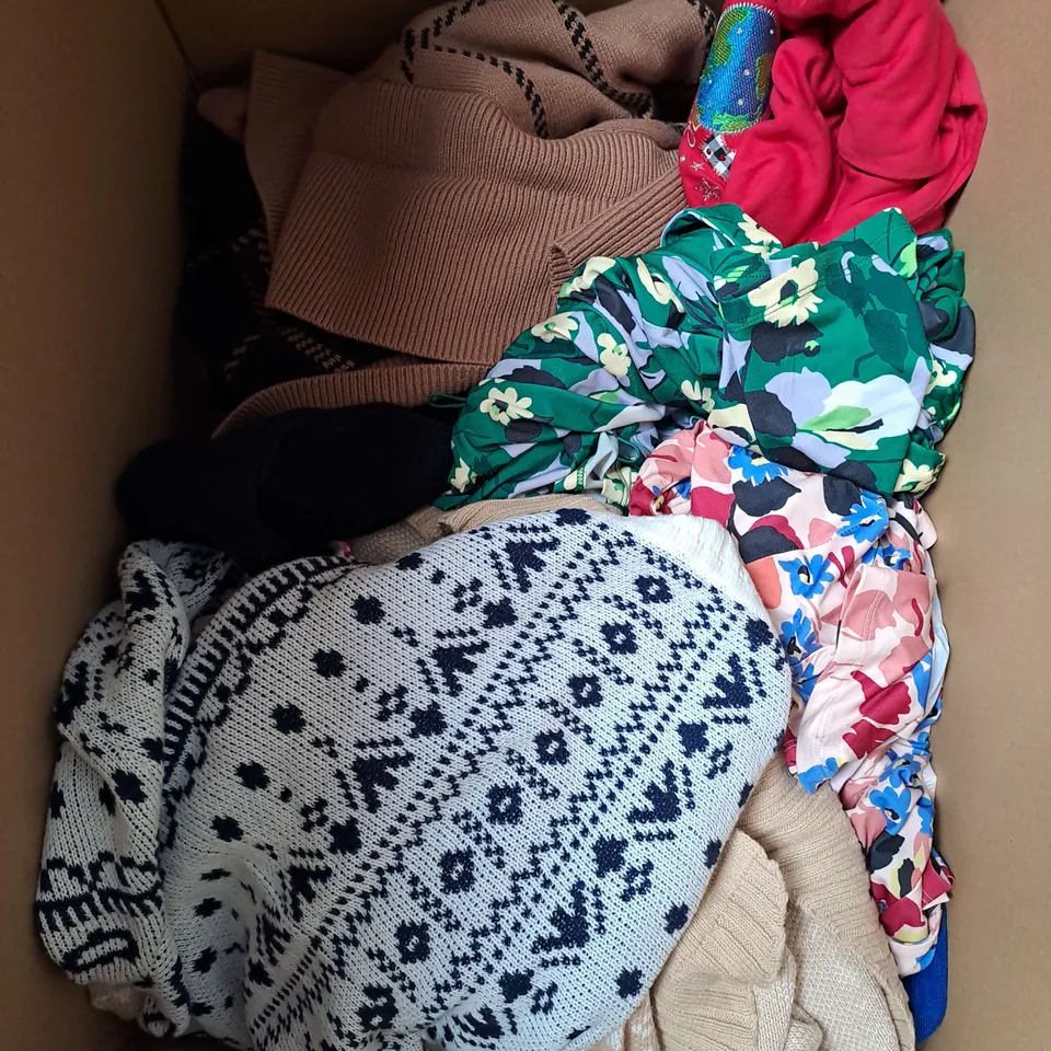 BOX OF APPROX 20 ASSORTED CLOTHING ITEMS TO INCLUDE - DRESSES, SHIRTS, CARDIGAN ETC