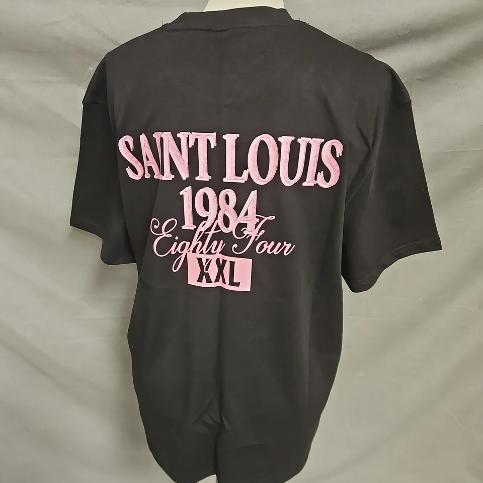 CLUB 1984 SAINT LOUIS GRAPHIC TSHIRT IN BLACK/PINK SIZE M