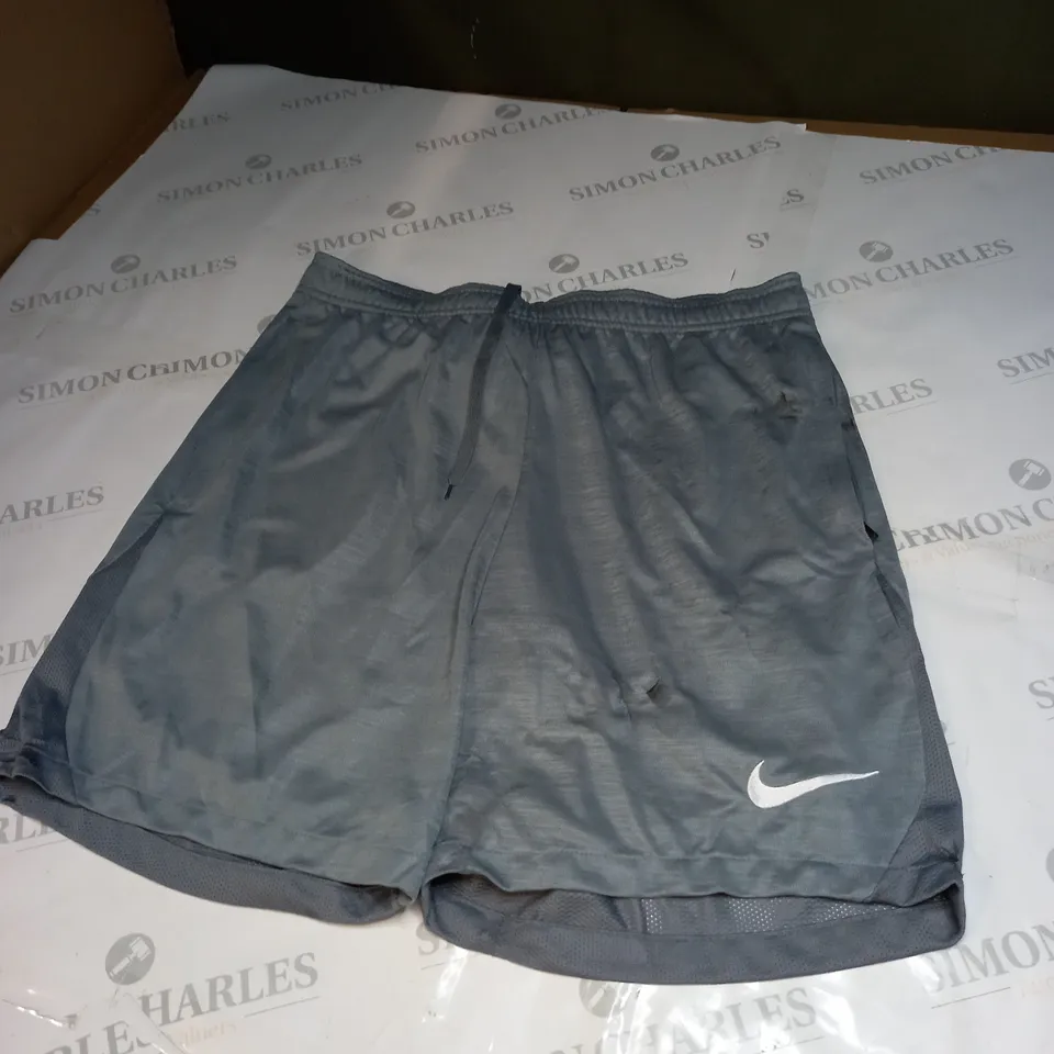 NIKE LOGO SHORTS SIZE L