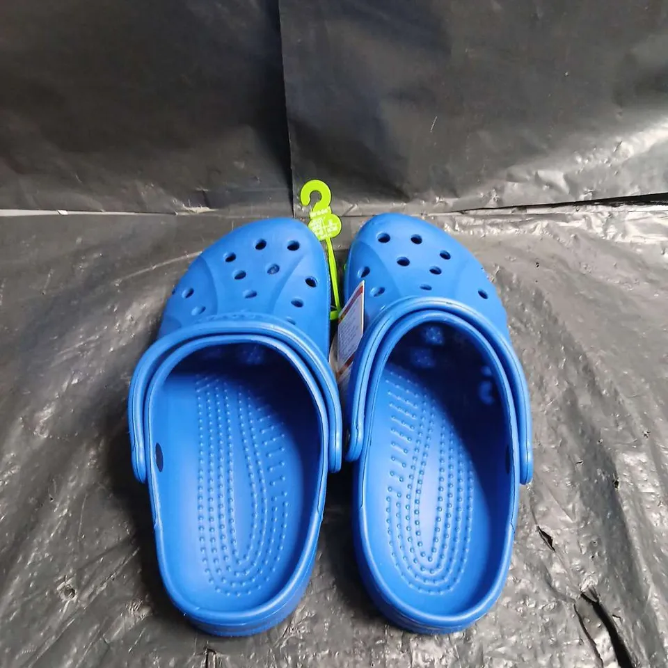 BAGGED BAYA CLOG CROCS IN BLUE - UK SIZE M7/W8