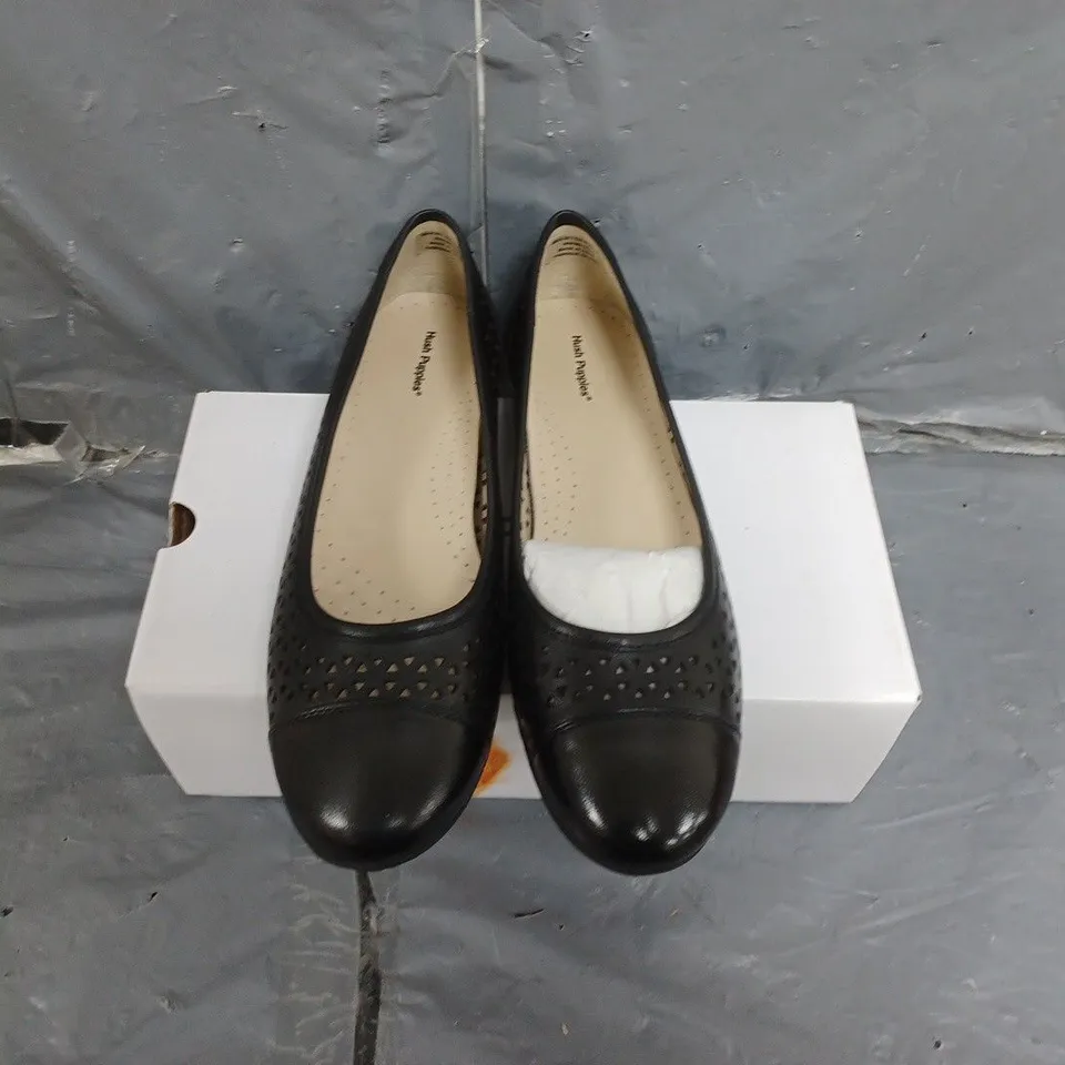 BOXED PAIR OF WOMENS HUSH PUPPIES LEAH BALLERINA SHOES IN BLACK SIZE 7