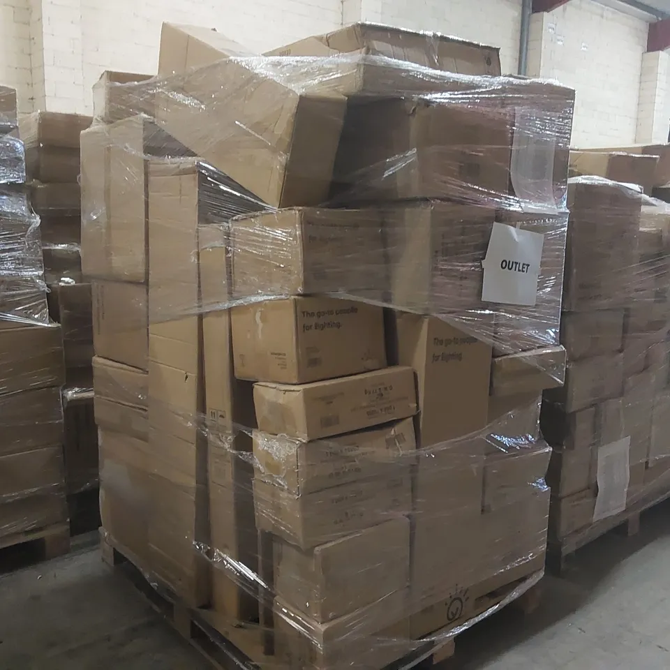 PALLET CONTAINING A VERY LARGE QUANTITY OF HOME LIGHTING PRODUCTS